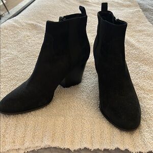 Black Ankle Boots with Chunky Heel and Pointed Toe